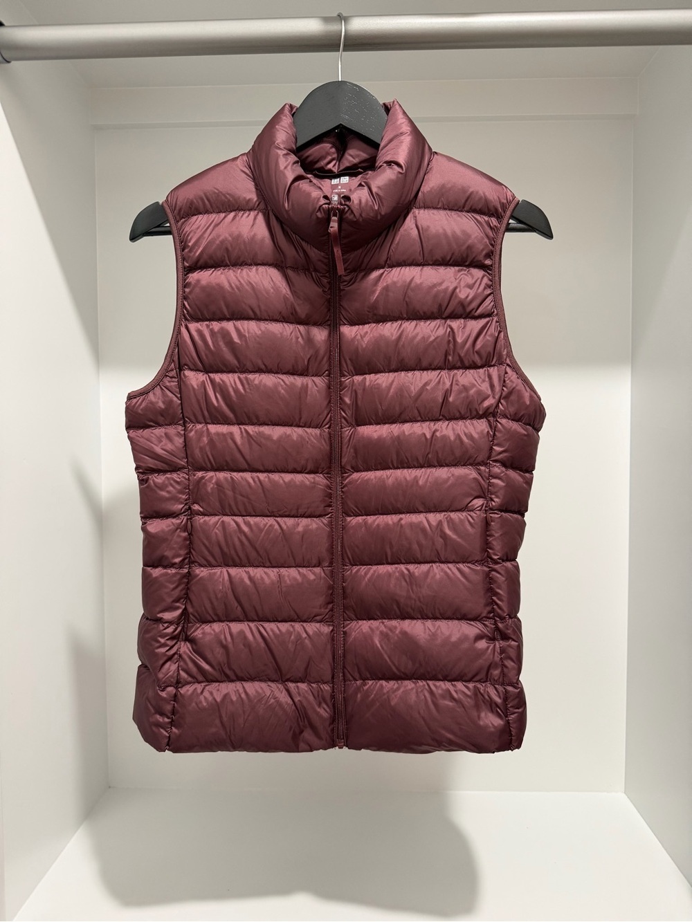 Uniqlo down filled light puffer vest burgandy size medium
